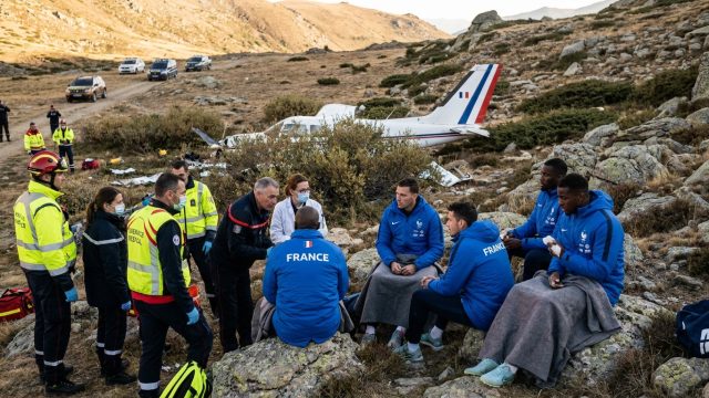 découvrez l’énigme du jour : que devient l'équipe de france lorsque son avion s’écrase à la frontière ? un défi logique à ne pas manquer !