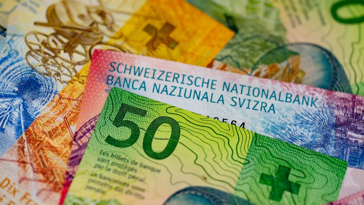 Graphique montrant l'évolution du cours du franc suisse face à l'euro et au dollar.