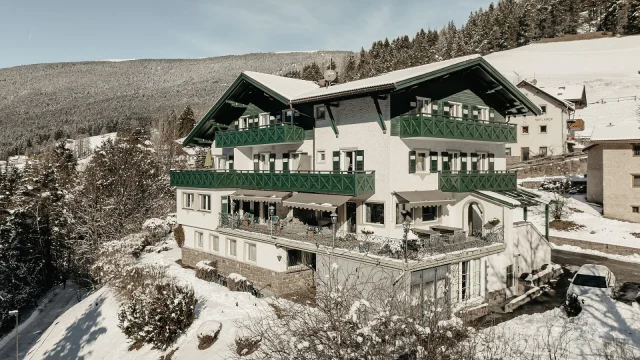 Chalets de luxe dans une station de montagne suisse, illustrant l'immobilier haut de gamme.