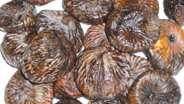 Sachet de figues séchées sur un rayon de supermarché