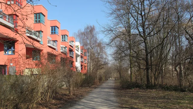 Immeuble résidentiel moderne en zone urbaine densifiée, illustrant la densification des villes suisses.