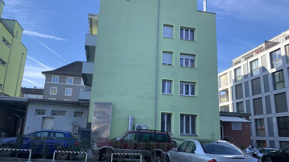 Contrat de bail et clés d'appartement sur une table, symbolisant la location immobilière en Suisse.