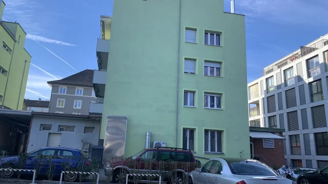 Contrat de bail et clés d'appartement sur une table, symbolisant la location immobilière en Suisse.