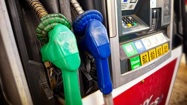 Pompe à diesel affichant un prix élevé à la station-service.