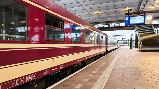 Train de nuit rouge et