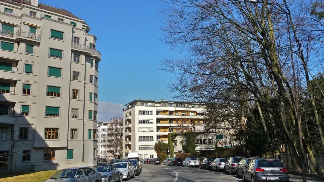 Immeuble résidentiel genevois typique avec balcons, symbolisant le marché locatif tendu.