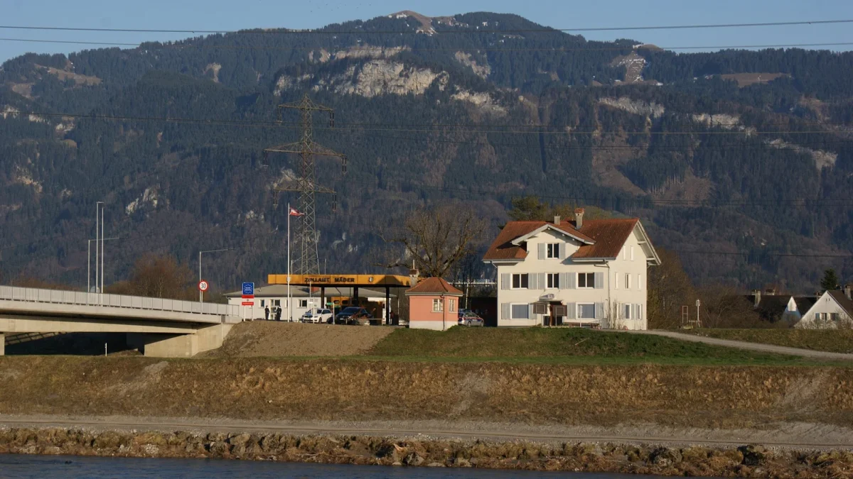 File de véhicules à un poste de douane à la frontière franco-suisse.