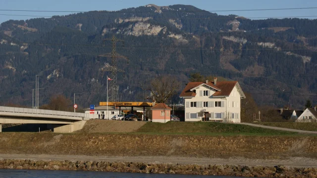 File de véhicules à un poste de douane à la frontière franco-suisse.