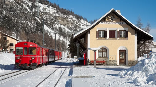 Guichet de gare avec affichage des tarifs CFF et des abonnements généraux.