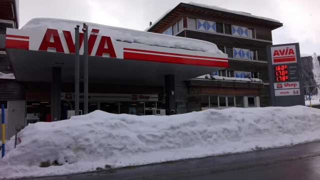 Pompe à essence dans une station-service autrichienne du Vorarlberg, près de la frontière suisse