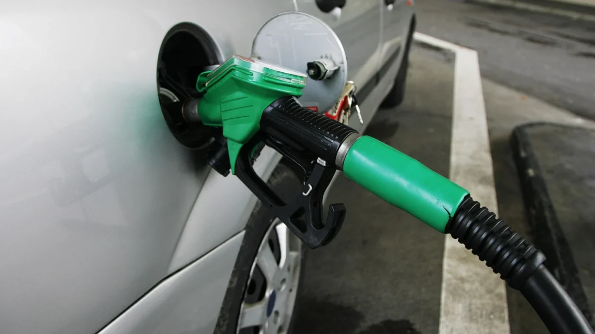 Pompe à essence affichant les prix du carburant en Suisse
