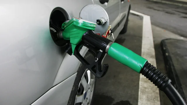 Pompe à essence affichant les prix du carburant en Suisse