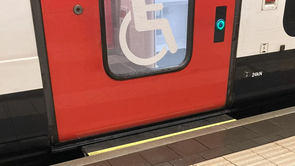 Porte de train rouge